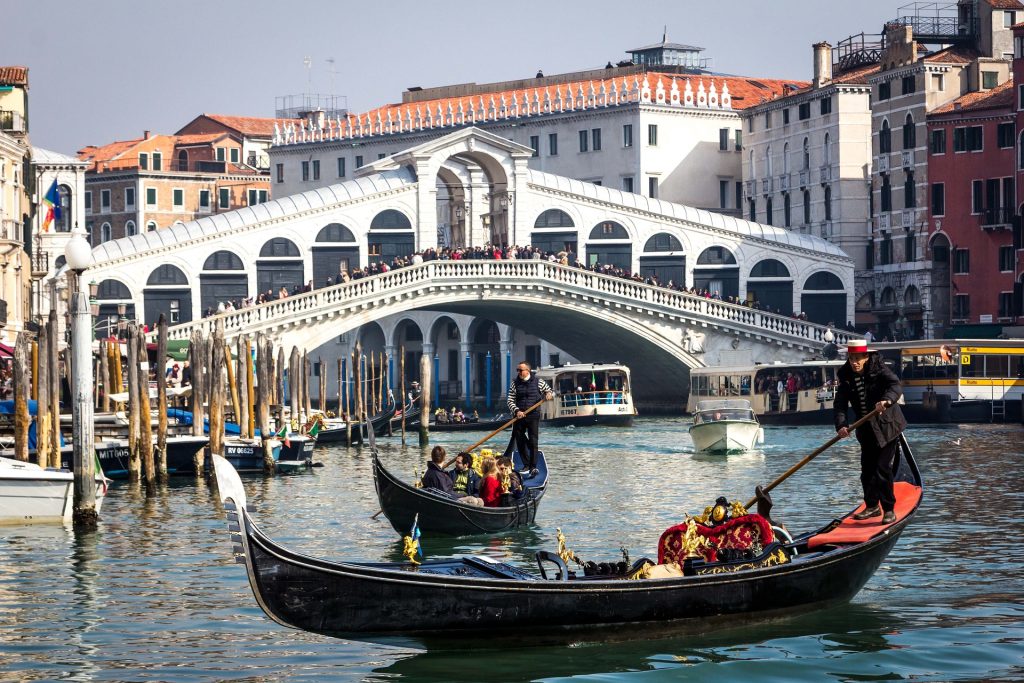 Venezia Quanto costa un giro in gondola?
costo giro in gondola  
giro in gondola venezia  
gondola prezzi
venezia giro in gondola