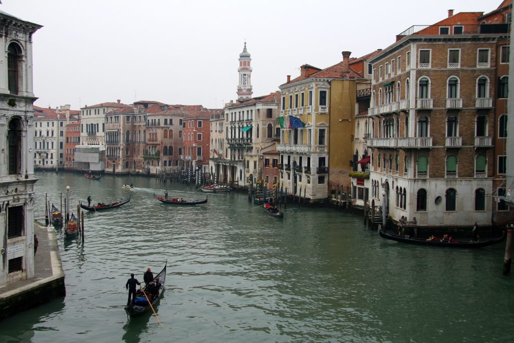 Il Canal Grande di Venezia: una passeggiata romantica

canal grande venezia  
canali di venezia  
palazzi sul canal grande  
palazzo sul canal grande 
